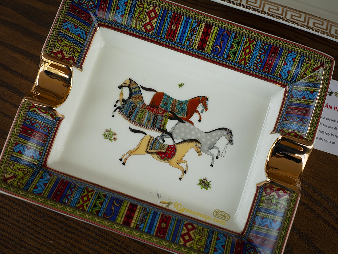 Cận cảnh họa tiết ngựa trên gạt tàn xì gà cao cấp