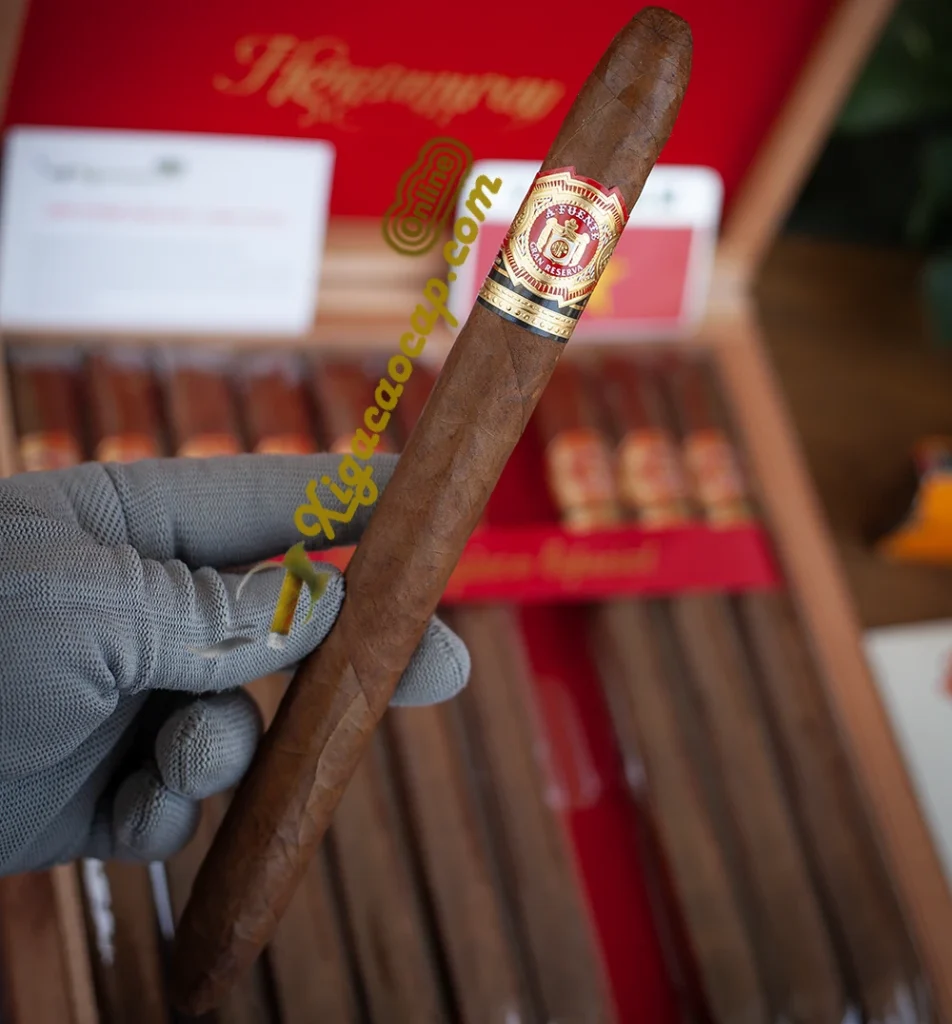 Arturo Fuente Hemingway Masterpiece kích thước thực tế khi cầm tay