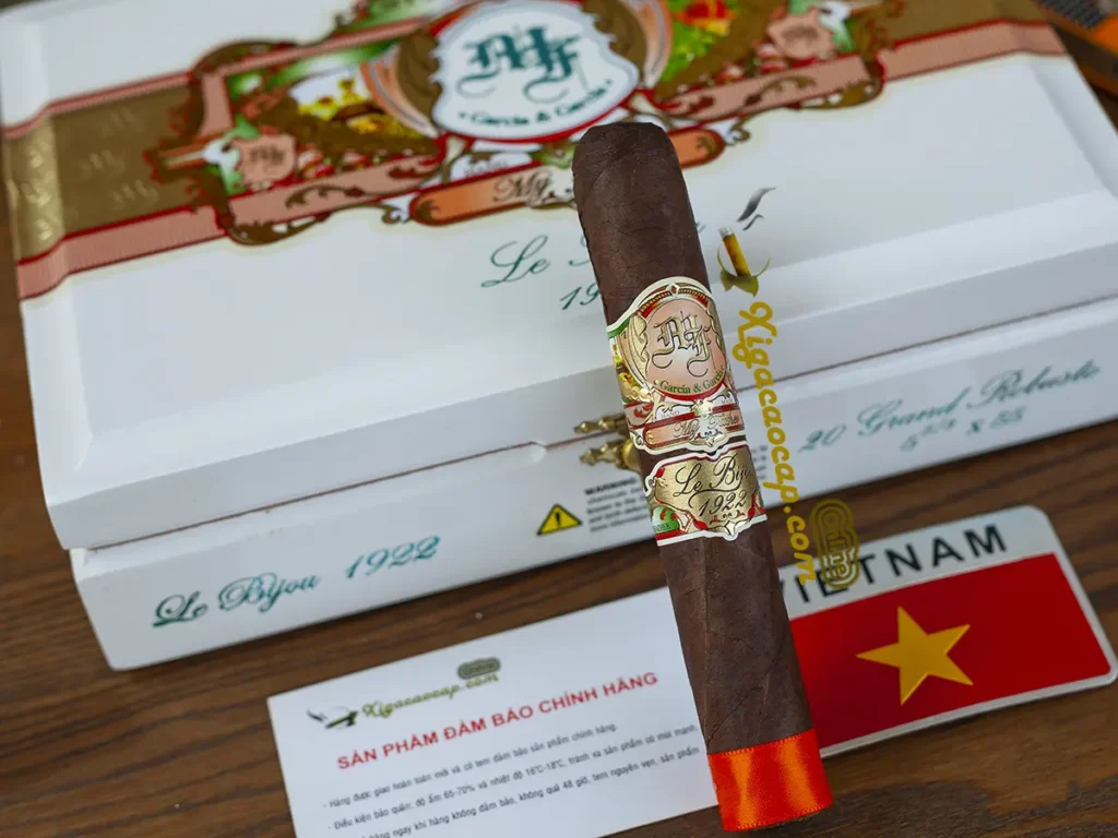 Cận cảnh tem nhãn và chân điếu xì gà My Father Le Bijou 1922 Grand Robusto