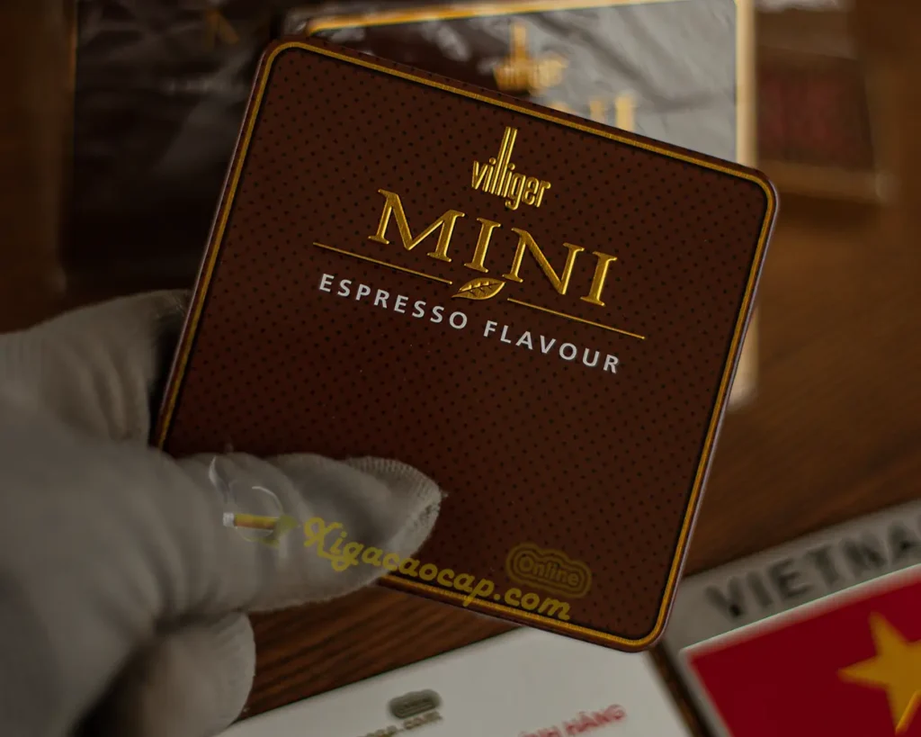Cầm hộp xì gà Villiger Mini Espresso trên tay nhỏ gọn tiện lợi
