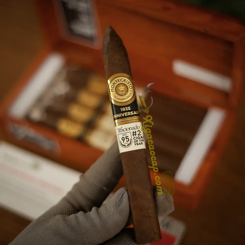 Cầm xì gà Montecristo 1935 Nicaragua No 2 trên tay thể hiện kích thước thực tế
