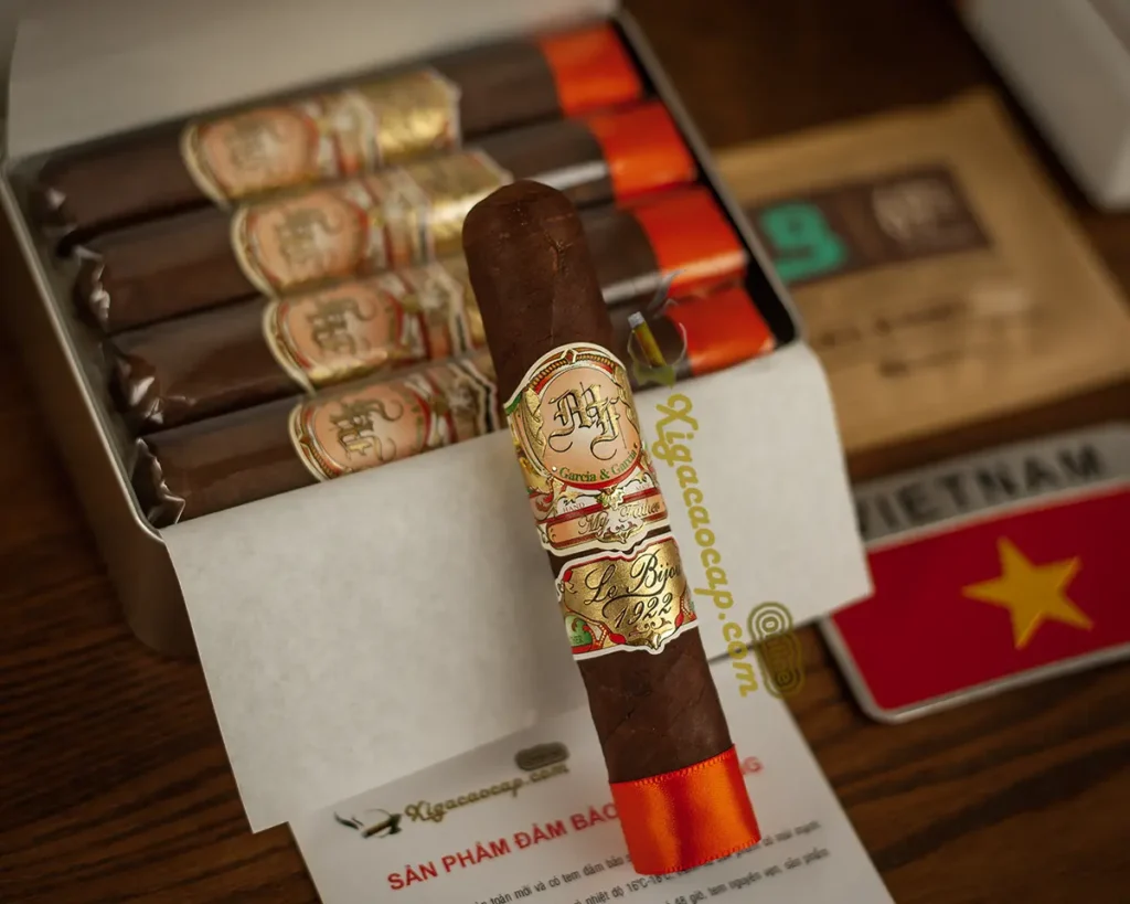 Xì gà My Father Le Bijou 1922 Petit Robusto đặt trước hộp thiếc