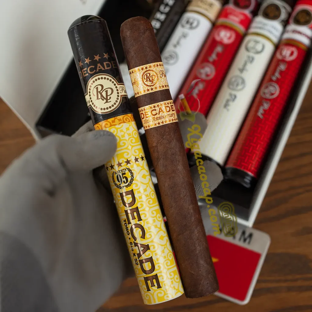 Rocky Patel Decade Tubo xì gà cao cấp trên tay