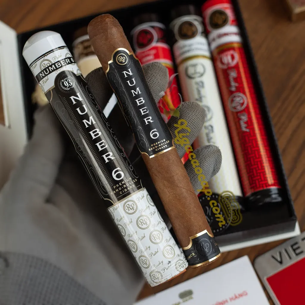 Rocky Patel Number 6 Tubo trên tay chi tiết