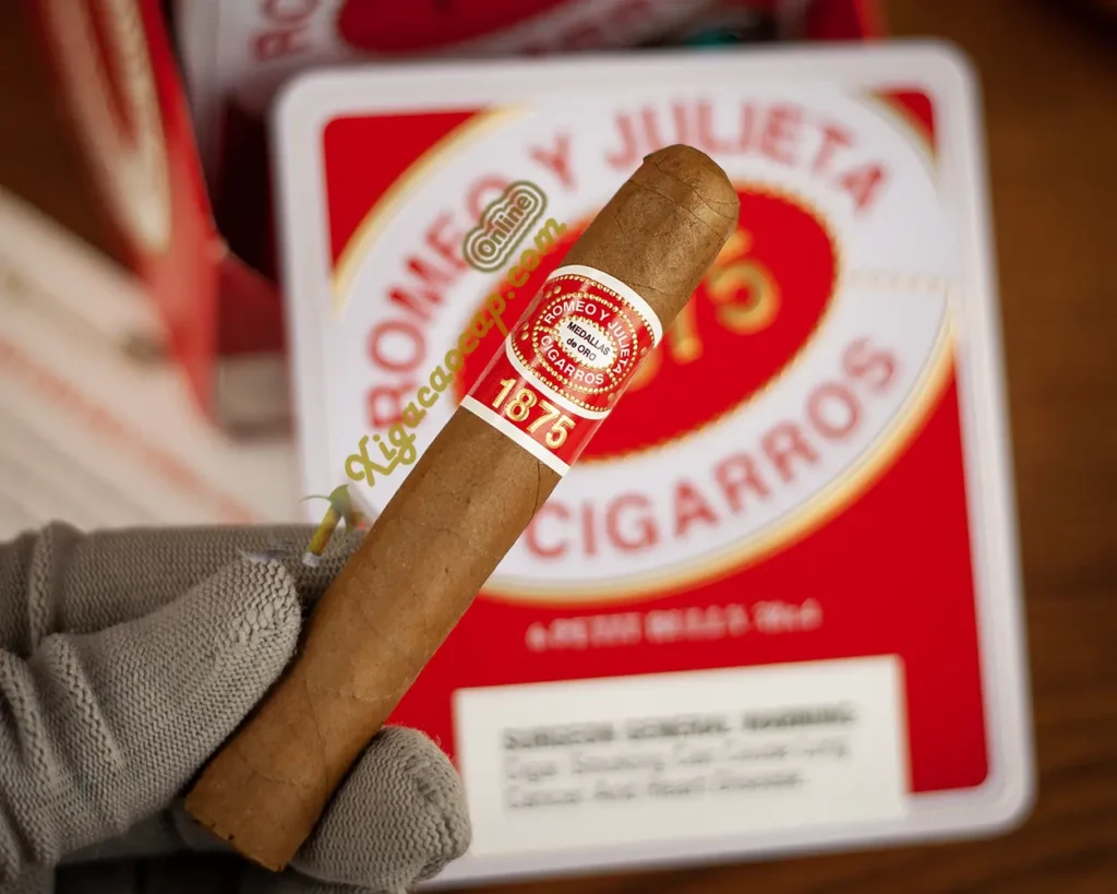 xì gà romeo y julieta petite bully cầm trên tay thực tế