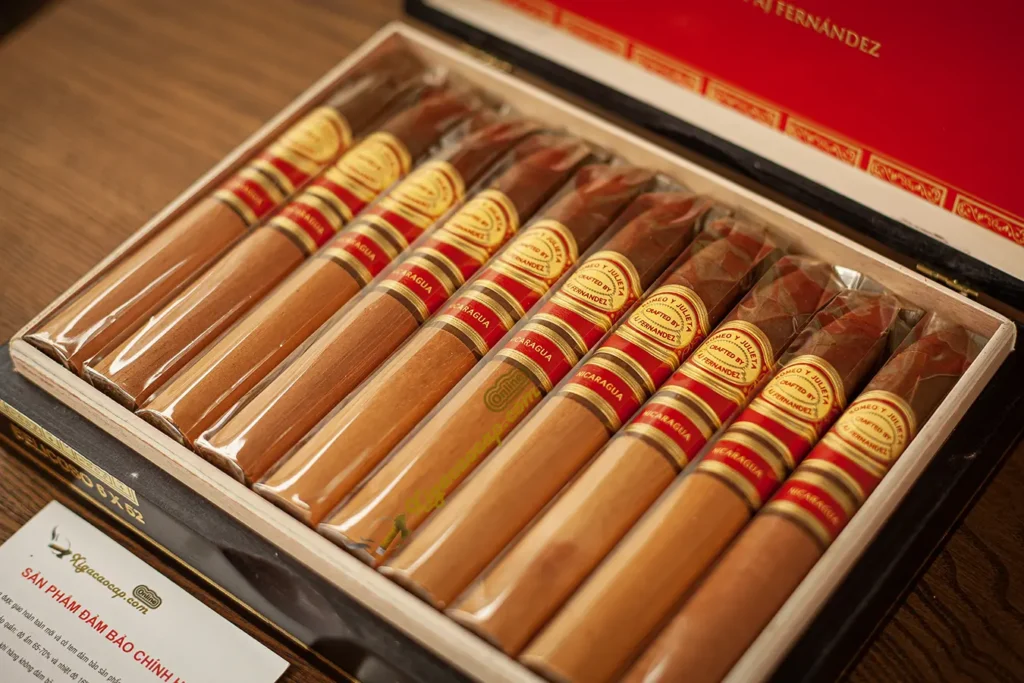 các điếu xì gà Romeo Y Julieta AJ Fernandez Belicoso trong hộp