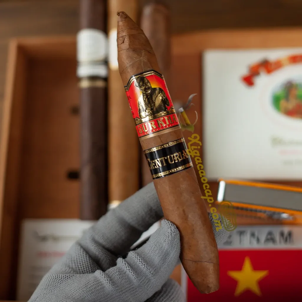 Trên tay điếu xì gà Gurkha Centurian