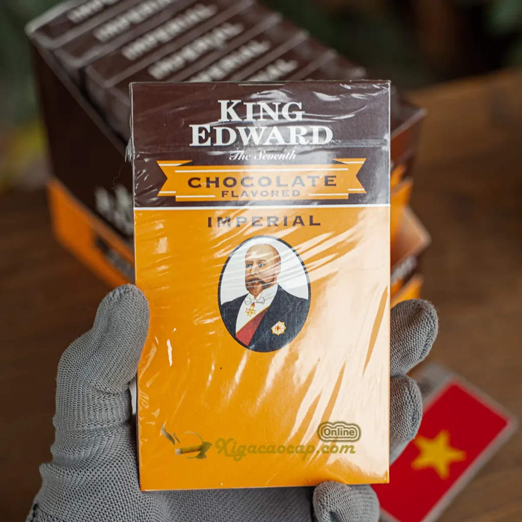 Cầm trên tay hộp xì gà King Edward Imperial Chocolate 5 điếu