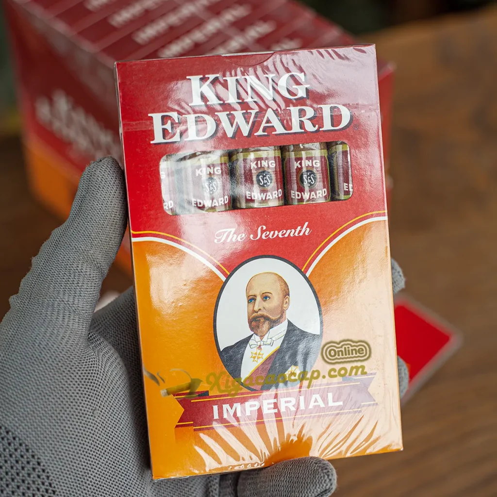 Cầm trên tay bao xì gà King Edward Imperial 5 điếu nhỏ gọn
