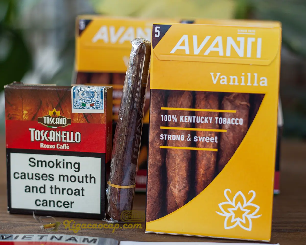 So sánh kích thước hộp xì gà Avanti Vanilla Mỹ to hơn hộp Toscanello Rosso Ý.