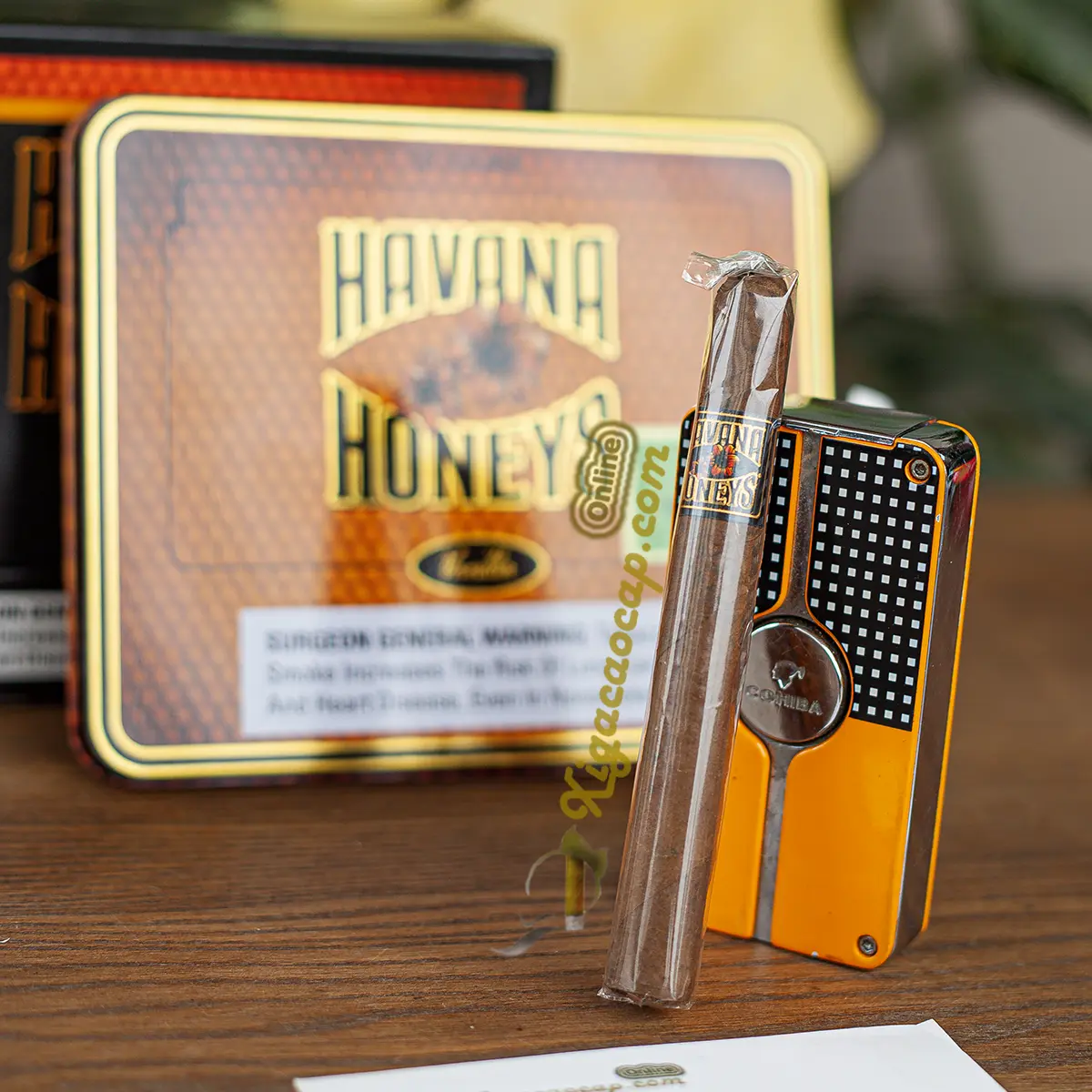 điếu xì gà Havana Honeys Vanilla trước hộp thiếc