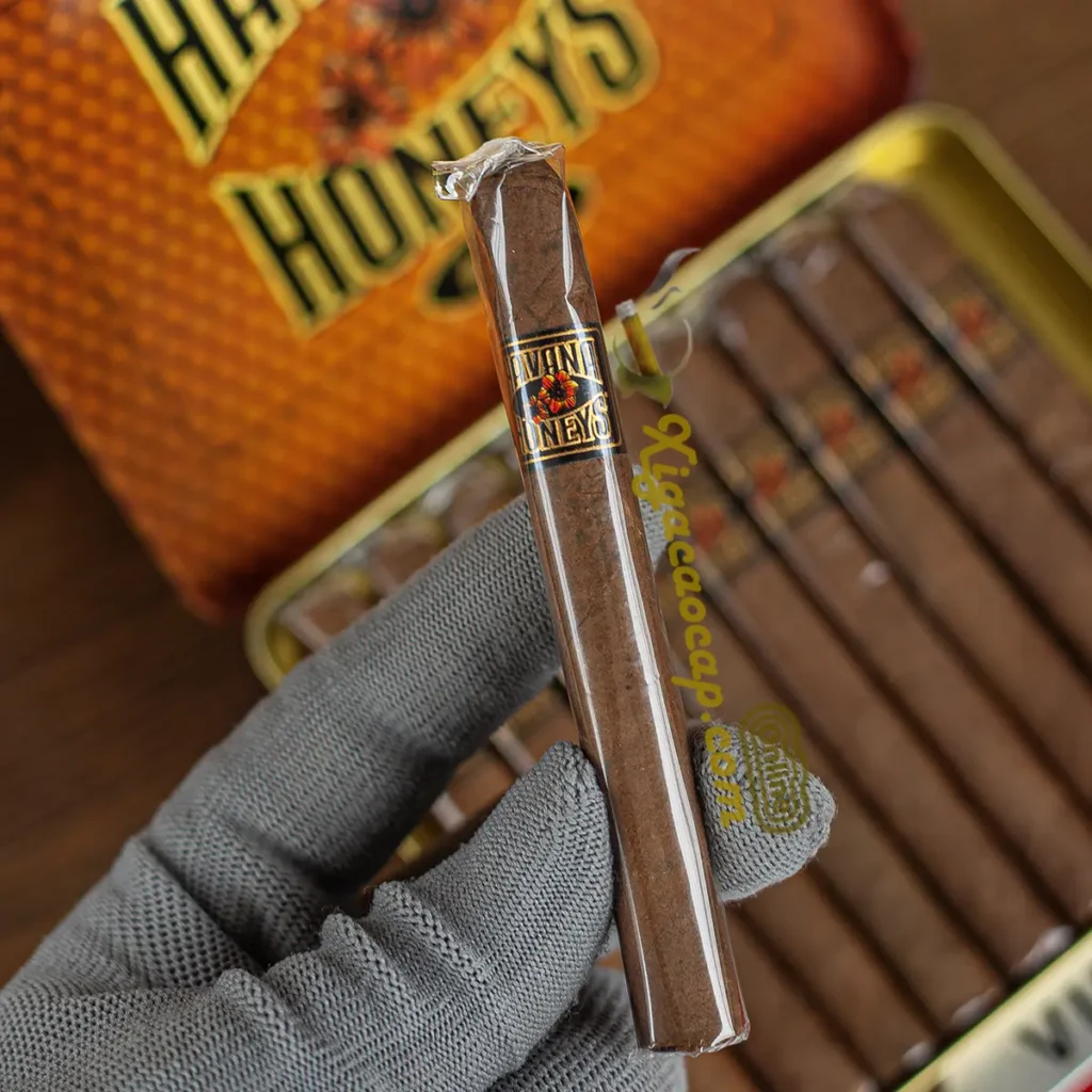 xì gà Havana Honeys Vanilla cầm trên tay