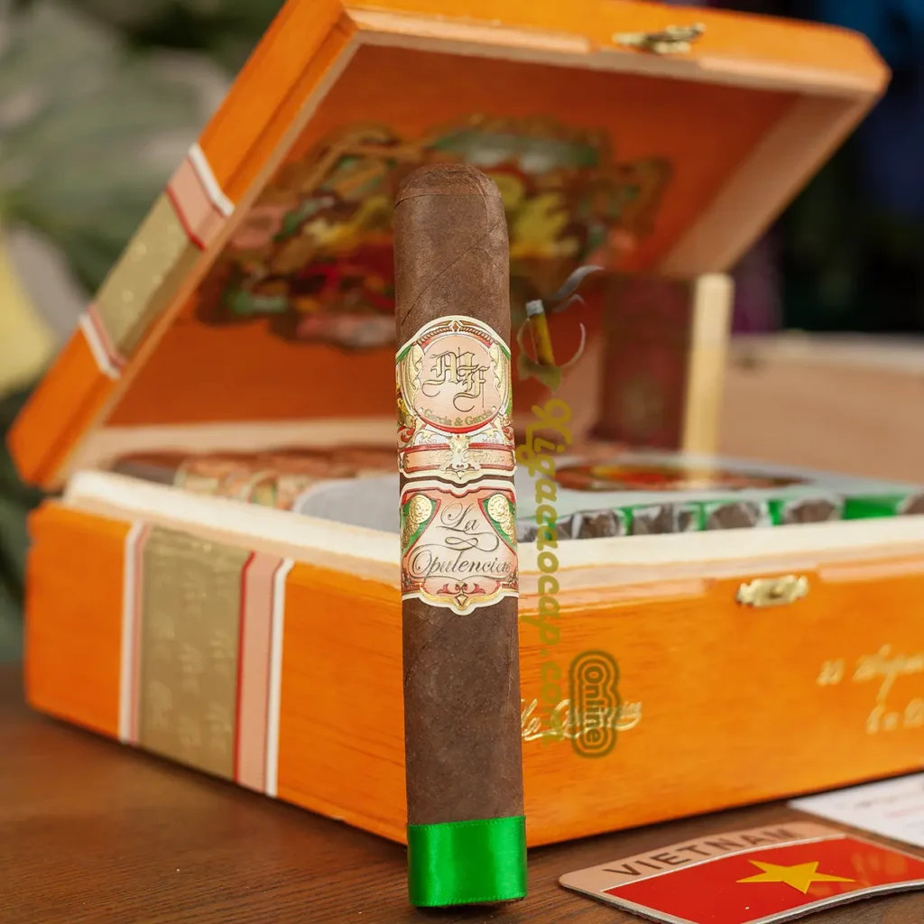 Một điếu My Father La Opulencia Super Toro trước hộp gỗ cao cấp
