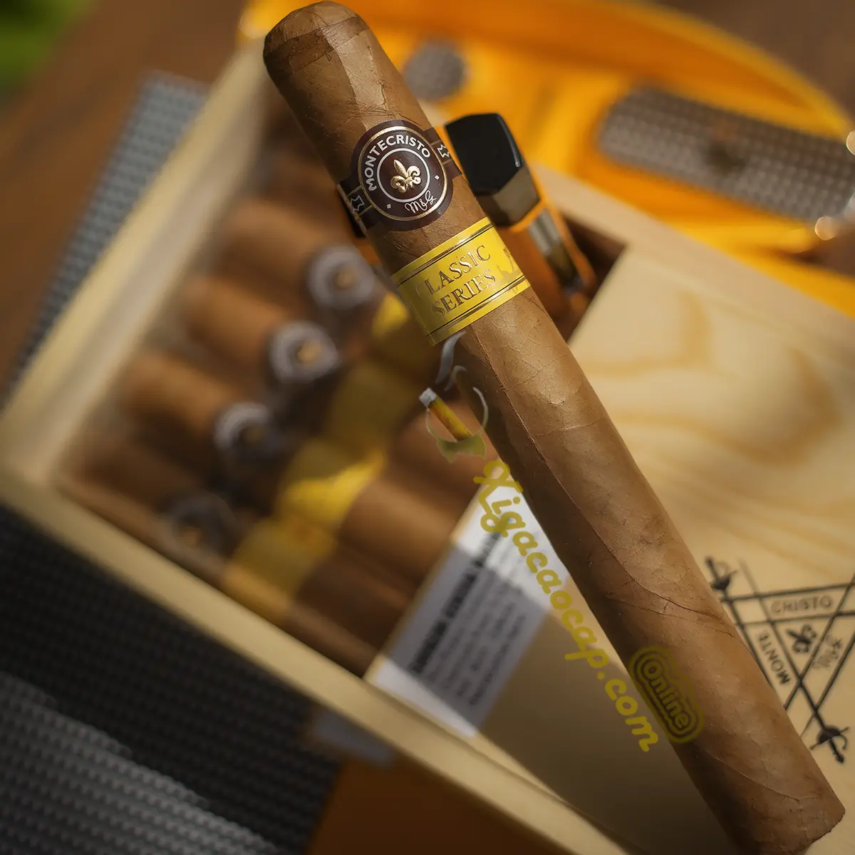 Cách nhận biết xì gà Montecristo Classic Churchill chính hãng qua tem nhãn