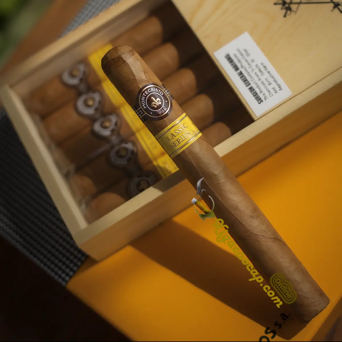 Cận cảnh lá bọc Connecticut Shade của xì gà Montecristo Classic Churchill