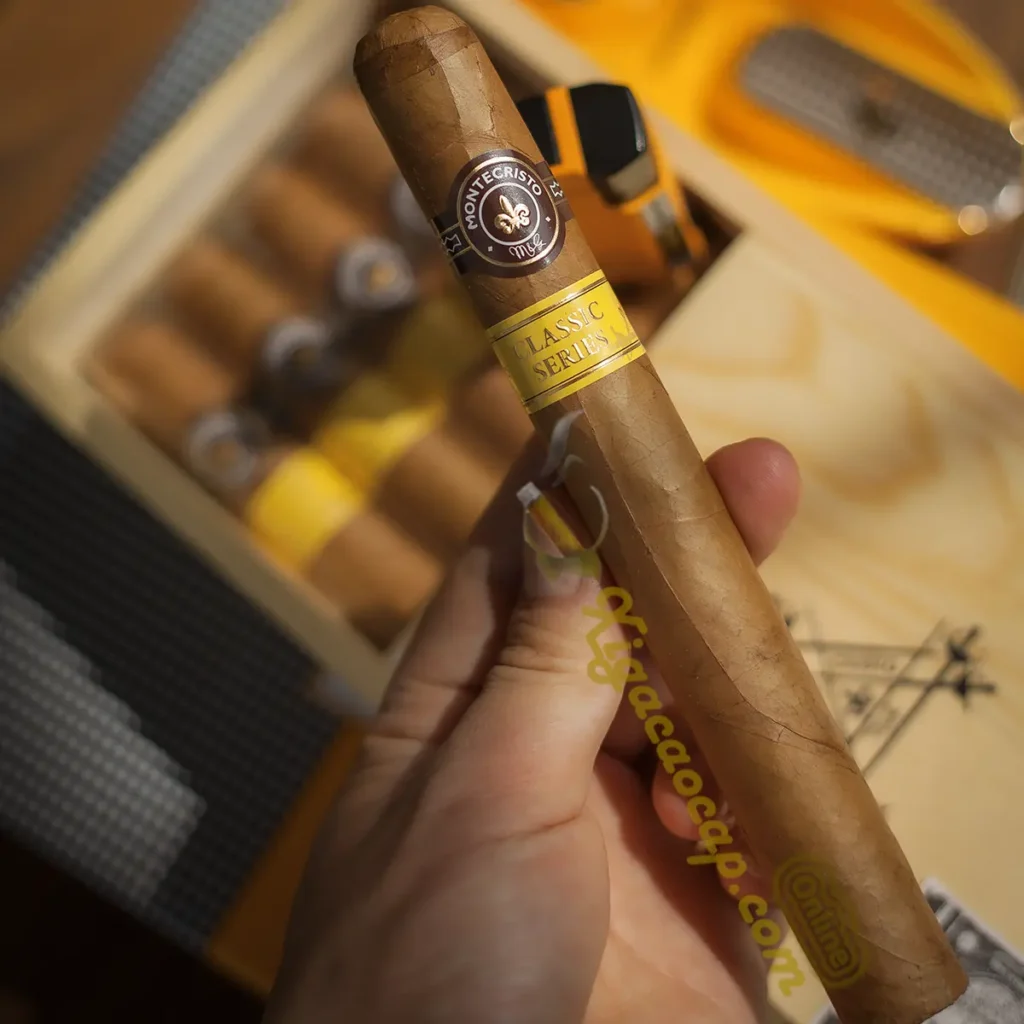 Trên tay điếu xì gà Montecristo Classic Churchill vòng ring 54 bệ vệ
