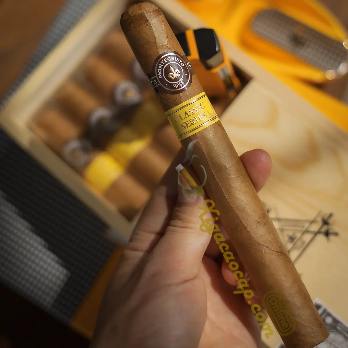 Trên tay điếu xì gà Montecristo Classic Churchill vòng ring 54 bệ vệ