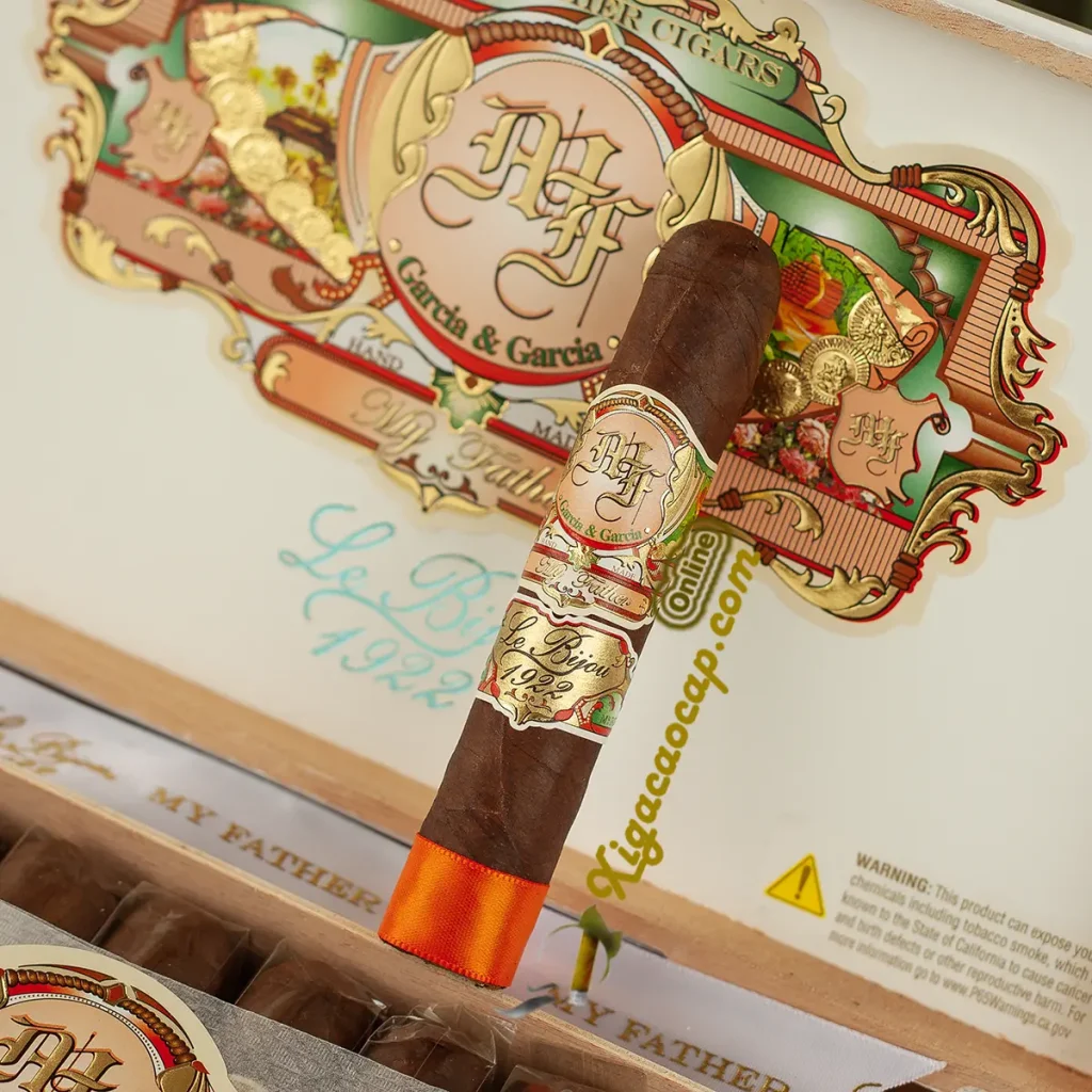 Điếu xì gà My Father Le Bijou 1922 Petit Robusto bên cạnh logo chính hãng