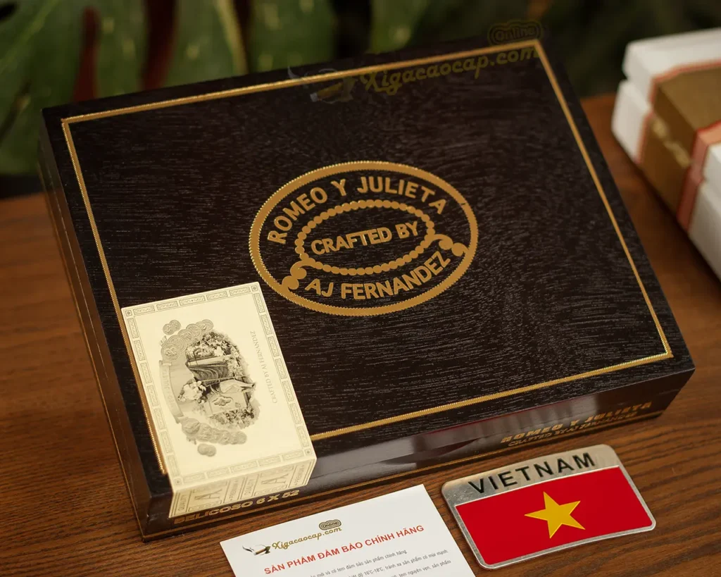 Mặt ngoài hộp gỗ xì gà Romeo y Julieta Crafted by AJ Fernandez 20 điếu