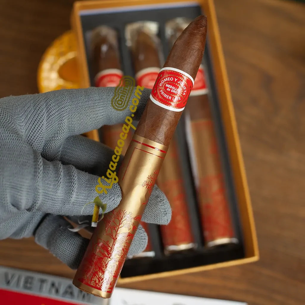 Romeo Y Julieta Primer Lote Belicoso trên tay size belicoso thực tế