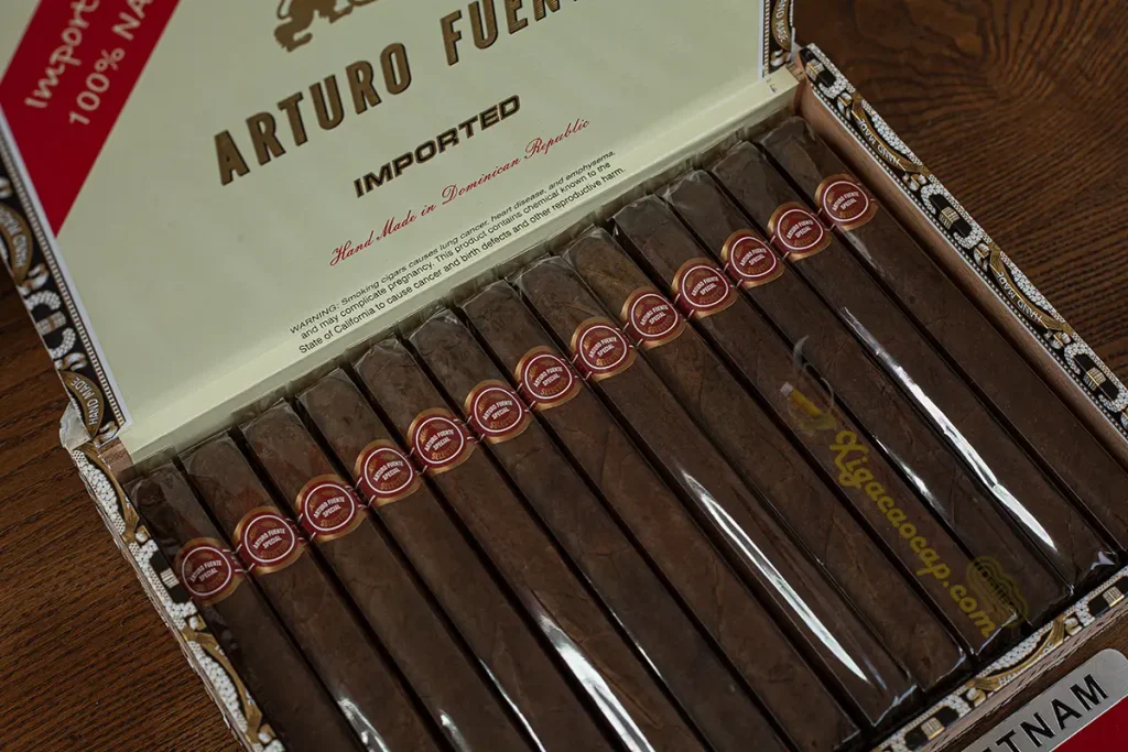 Cận cảnh các điếu xì gà Arturo Fuente Curly Head Deluxe Maduro trong hộp gỗ