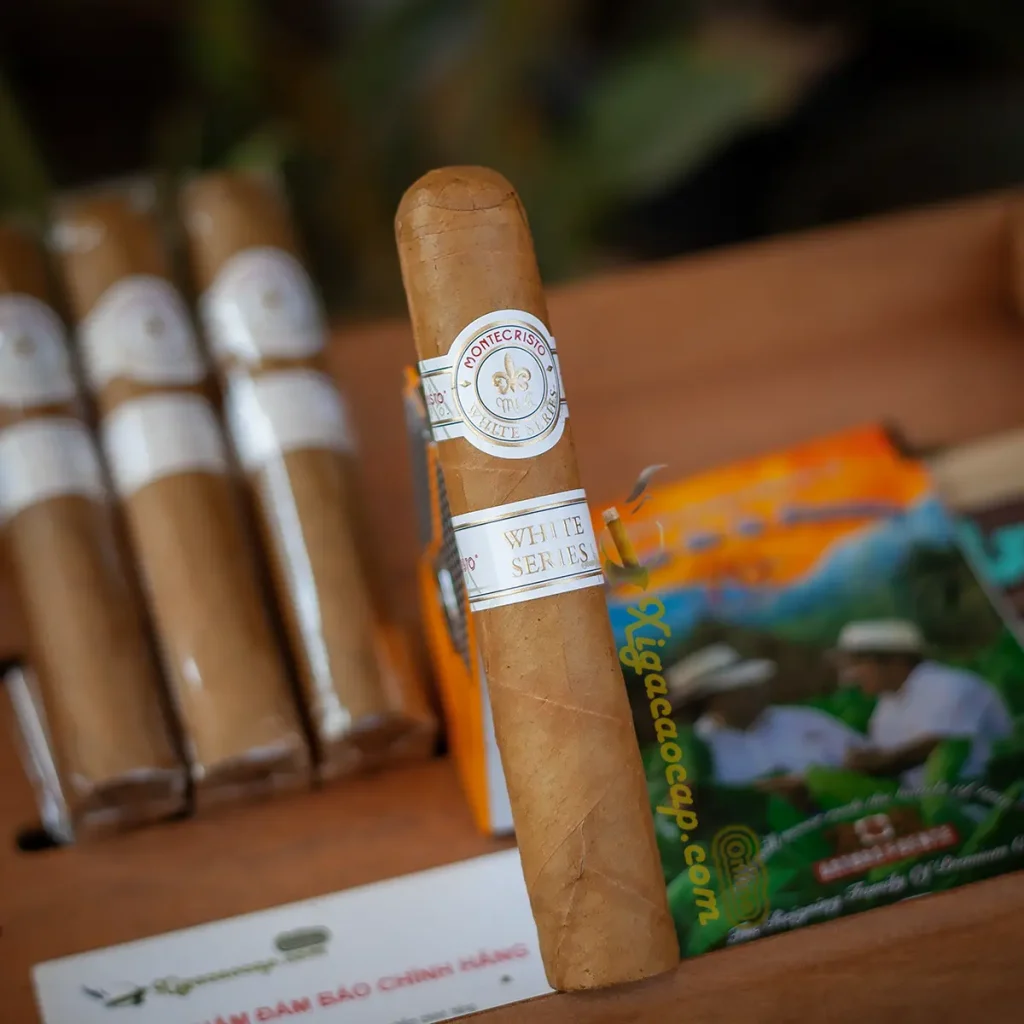 Điếu lẻ xì gà Montecristo White đặt cạnh túi zip bảo quản và gói giữ ẩm Boveda.