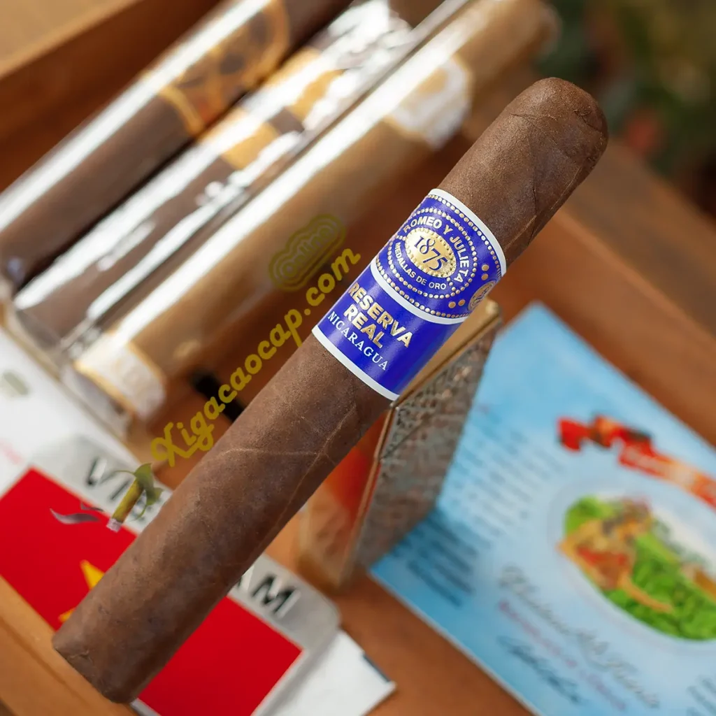 Chi tiết lớp lá wrapper sẫm màu bóng bẩy của cigar Romeo Y Julieta Nicaragua.