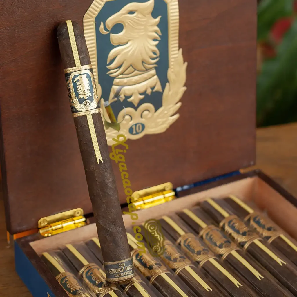 Chi tiết cấu trúc một điếu xì gà Undercrown 10 Smoke-onos 2025 nằm trong khay gỗ.