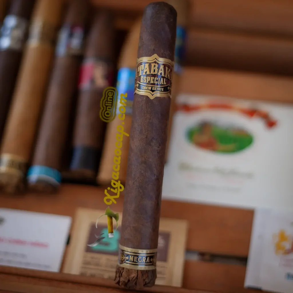 Cận cảnh lá Wrapper Maduro sẫm màu và cấu trúc cuốn thủ công của cigar Tabak Negra
