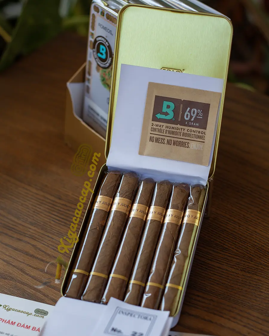 Hình ảnh mở hộp xì gà mini Romeo y Julieta 1875 Romeos
