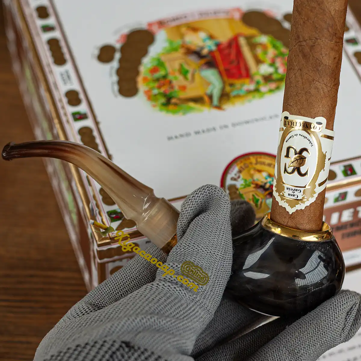 Điếu cigar cắm vừa vặn vào tẩu sừng lõi đồng giúp hút cạn điếu thuốc không nóng tay