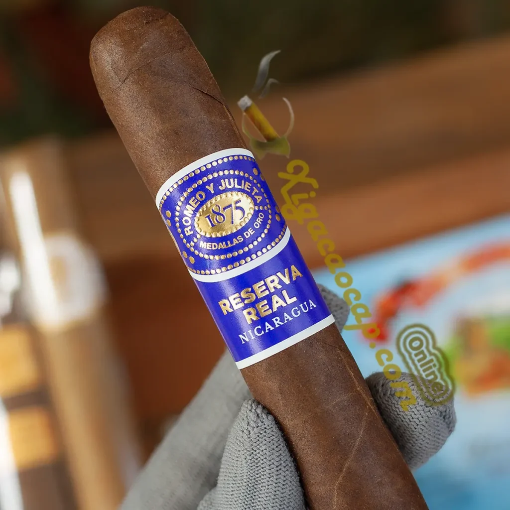 Cận cảnh tem cigar Romeo Y Julieta Reserva Real Nicaragua Toro chính hãng.