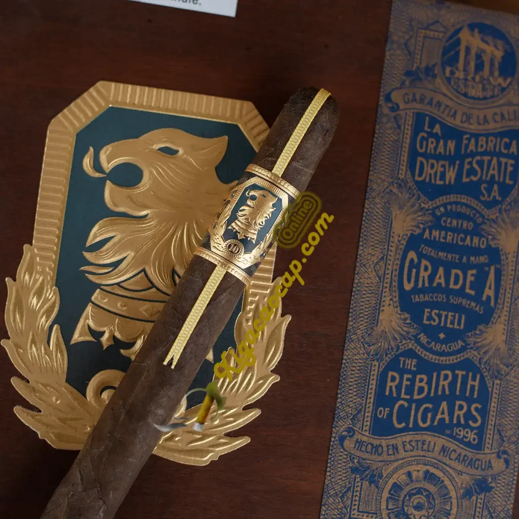 Tem nhãn xì gà Undercrown 10 đặt cạnh logo Lễ hội Smoke-Onos 2025 trên vỏ hộp.