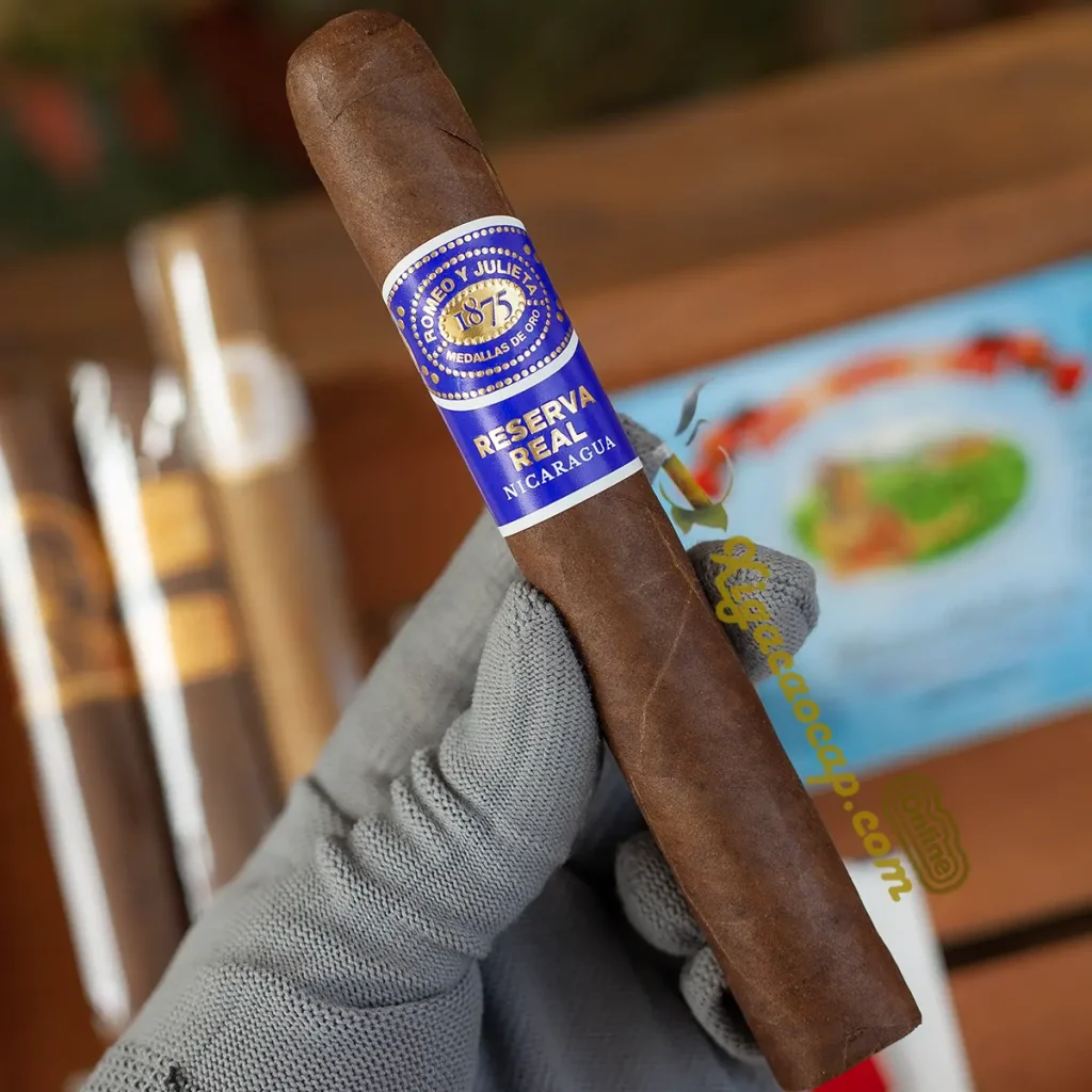 Trải nghiệm cầm trên tay điếu cigar Romeo Y Julieta Reserva Real Nicaragua Toro.