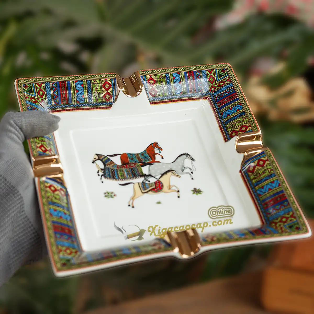 Cầm trên tay gạt tàn xì gà 4 điếu gốm sứ đầm tay.