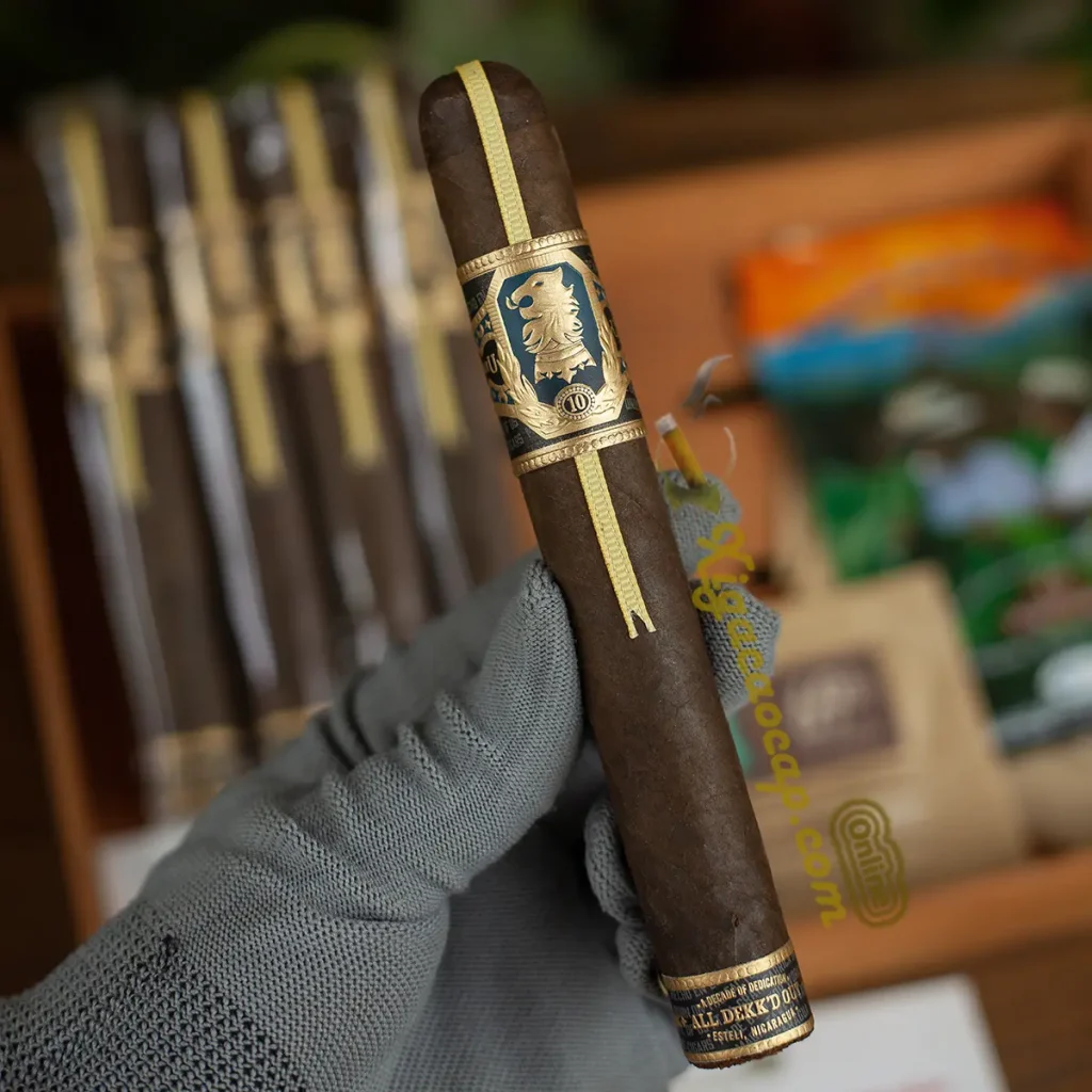 Trên tay điếu xì gà Liga Undercrown 10 Toro thiết kế sang trọng.
