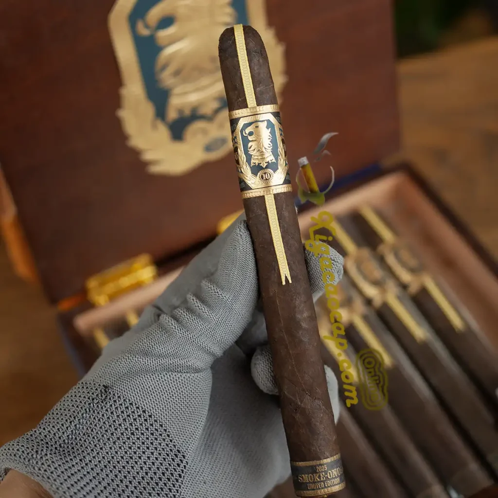 Trên tay điếu xì gà Undercrown 10 Smoke-onos 2025 Edition dáng Churchill đầy uy lực.