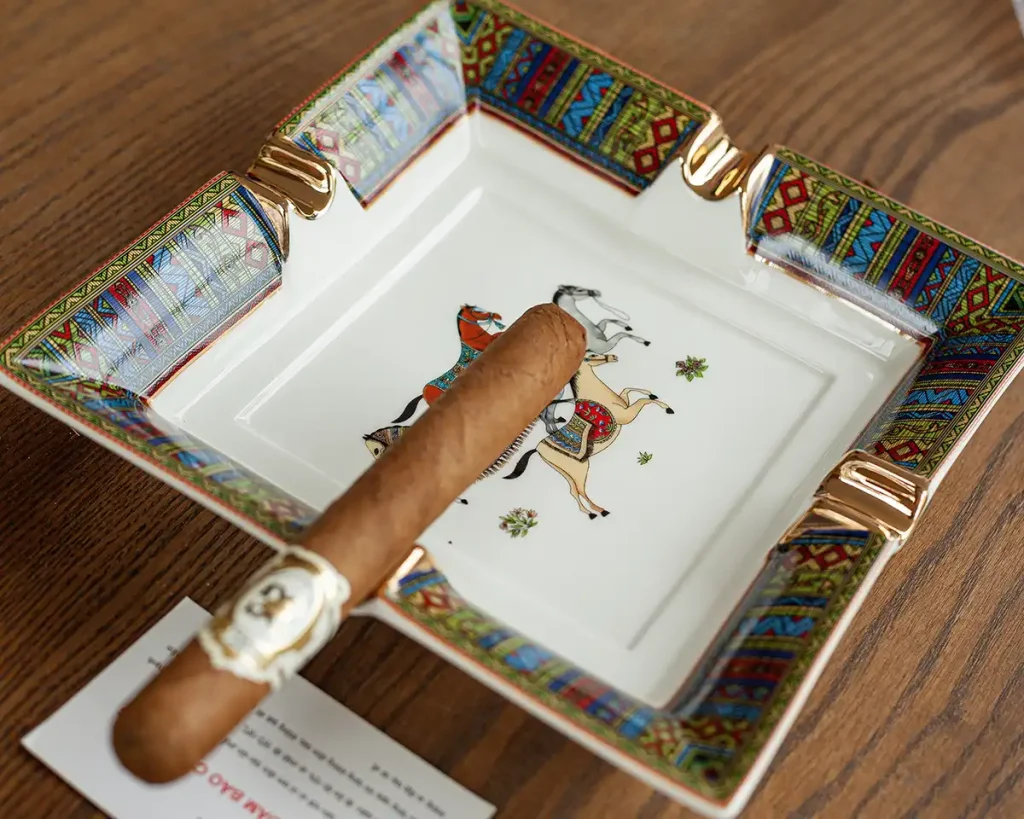 Gạt tàn xì gà 4 điếu họa tiết Hermes cao cấp chính hãng.