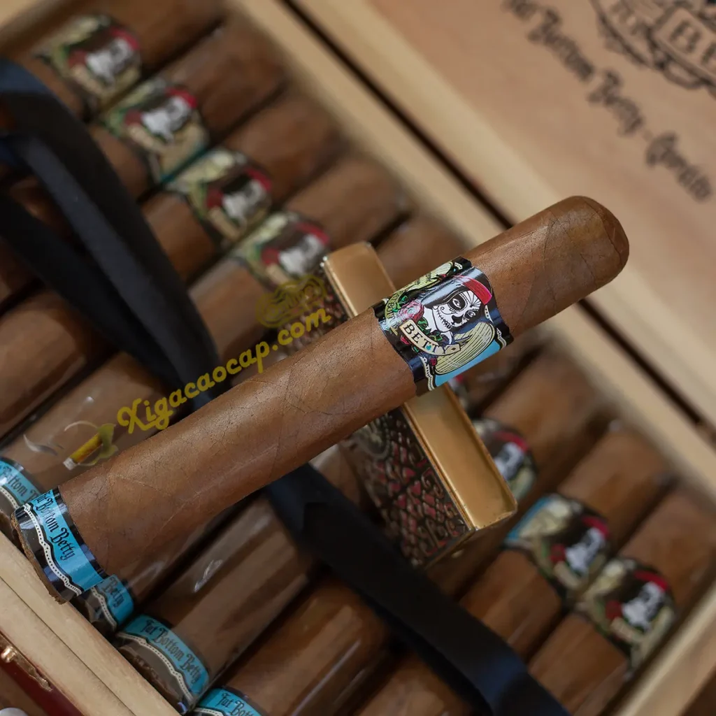 Cấu trúc lá quấn ngoài Maduro sẫm màu của điếu đơn Fat Bottom Betty Gordito