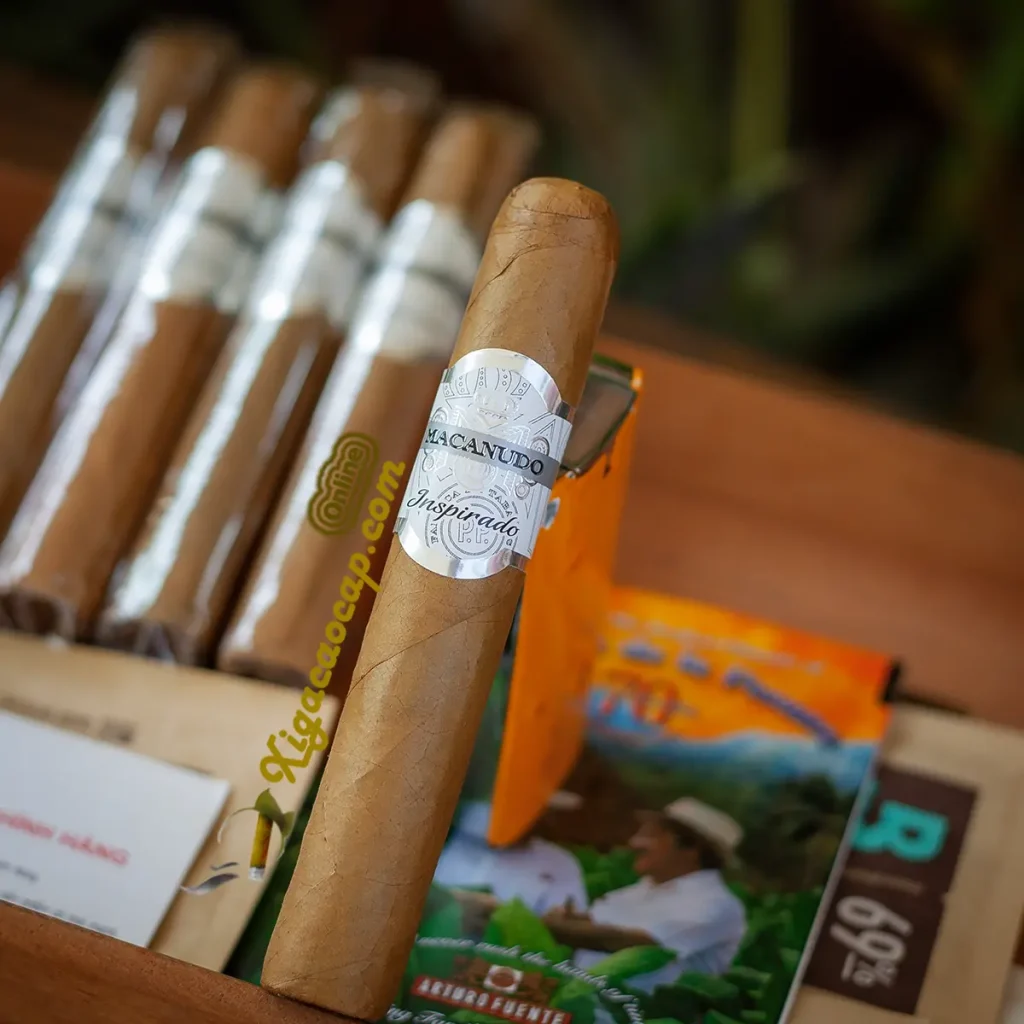 Cận cảnh điếu xì gà Macanudo Inspirado White Robusto với lớp lá màu vàng sáng.