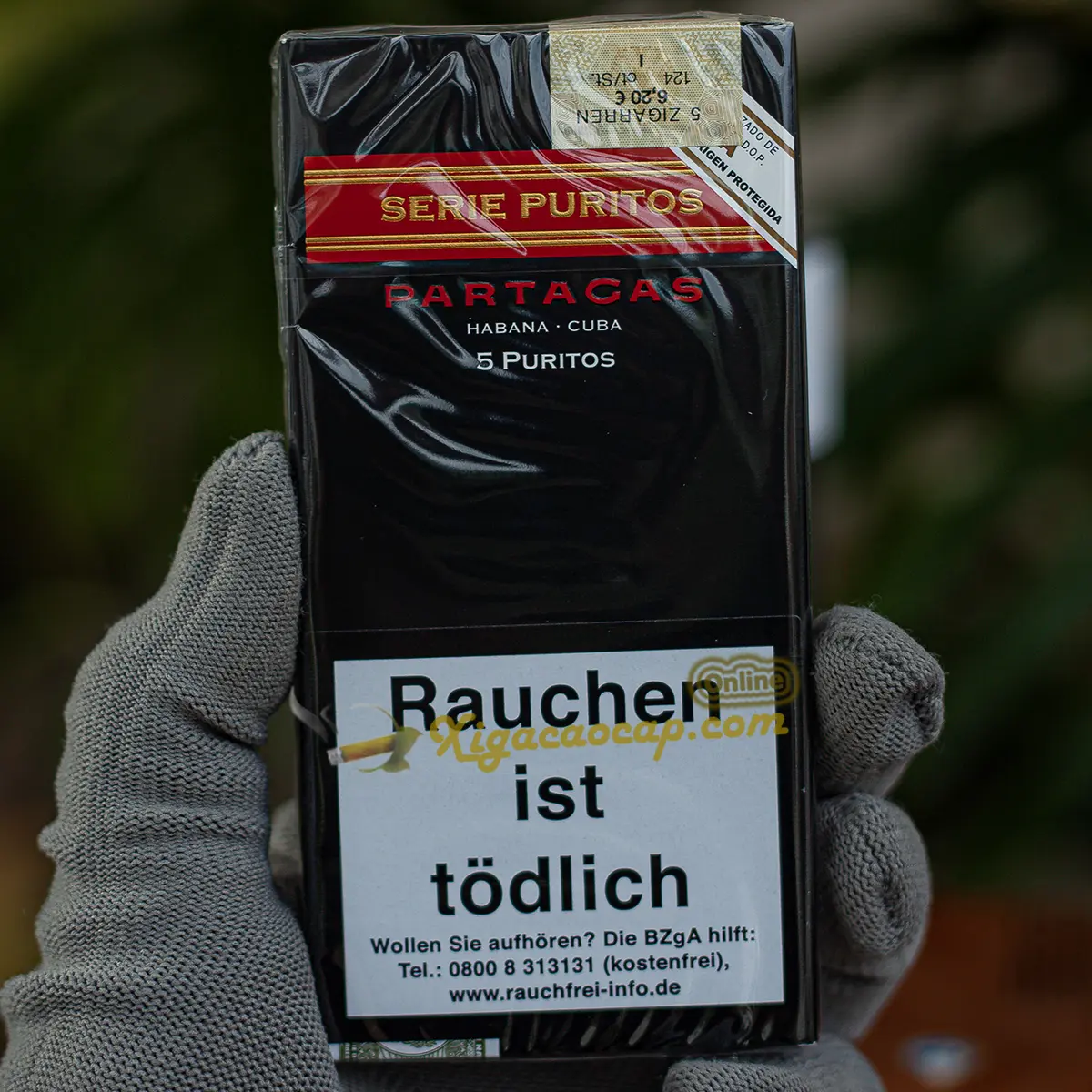 Trên tay hộp xì gà mini Partagas Serie Puritos 5 điếu nhỏ gọn thiết kế kéo đẩy.