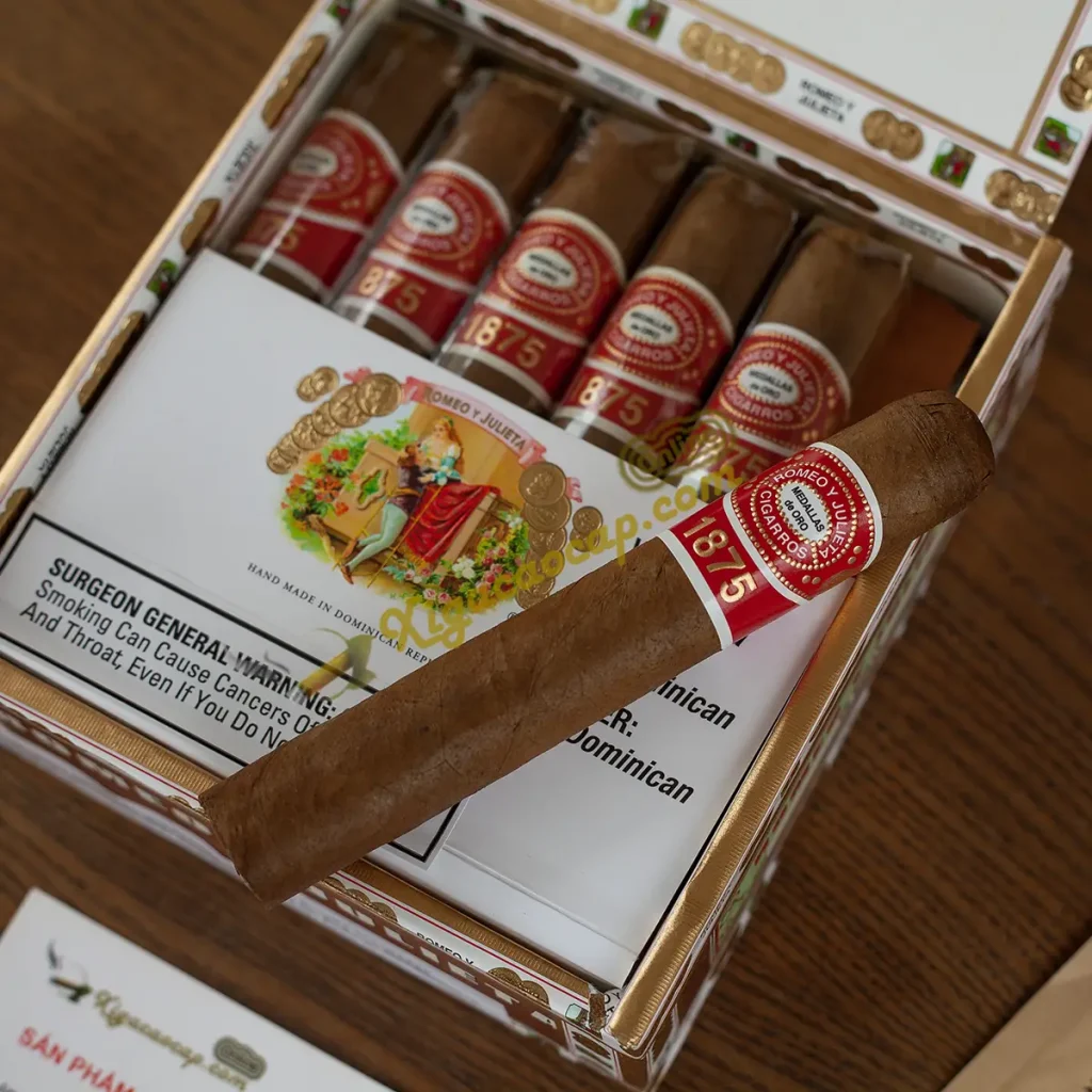 Các điếu xì gà Romeo y Julieta 1875 Bully xếp ngăn nắp trong hộp gỗ.