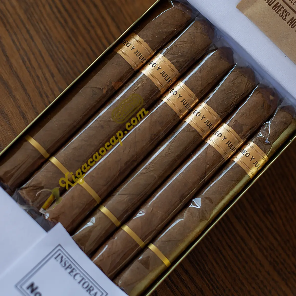 Chi tiết 6 điếu xì gà mini xếp trong hộp Romeo y Julieta 1875