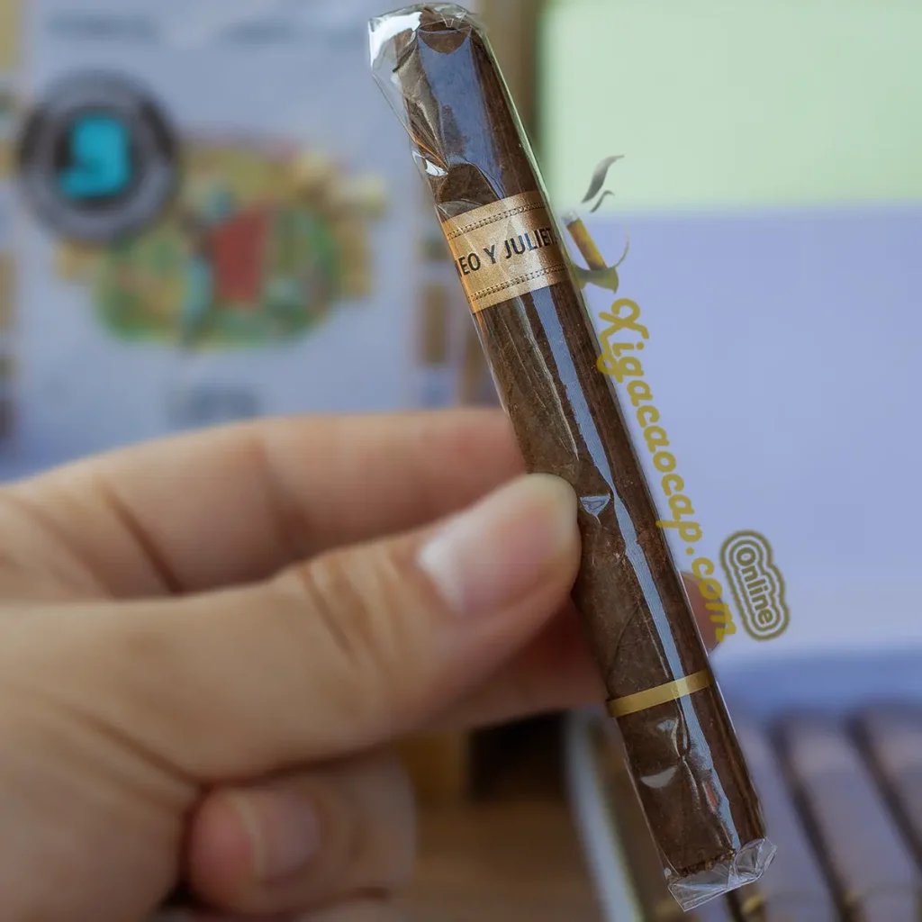 Trên tay thực tế điếu xì gà Romeo y Julieta 1875 Romeos