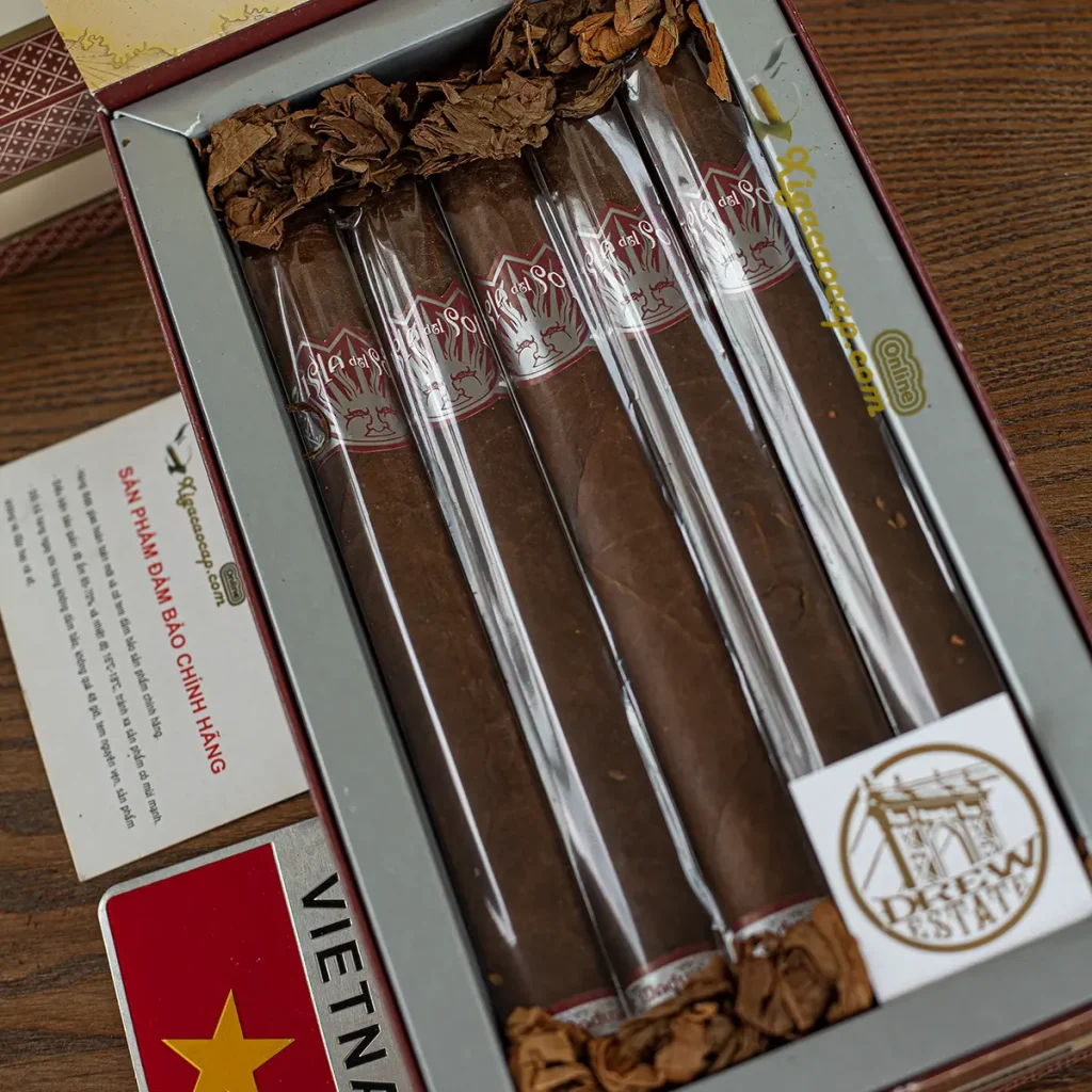 Các điếu xì gà Isla Del Sol Churchill Maduro xếp trong hộp cùng lớp lá vụn ruột phối trộn đặc biệt