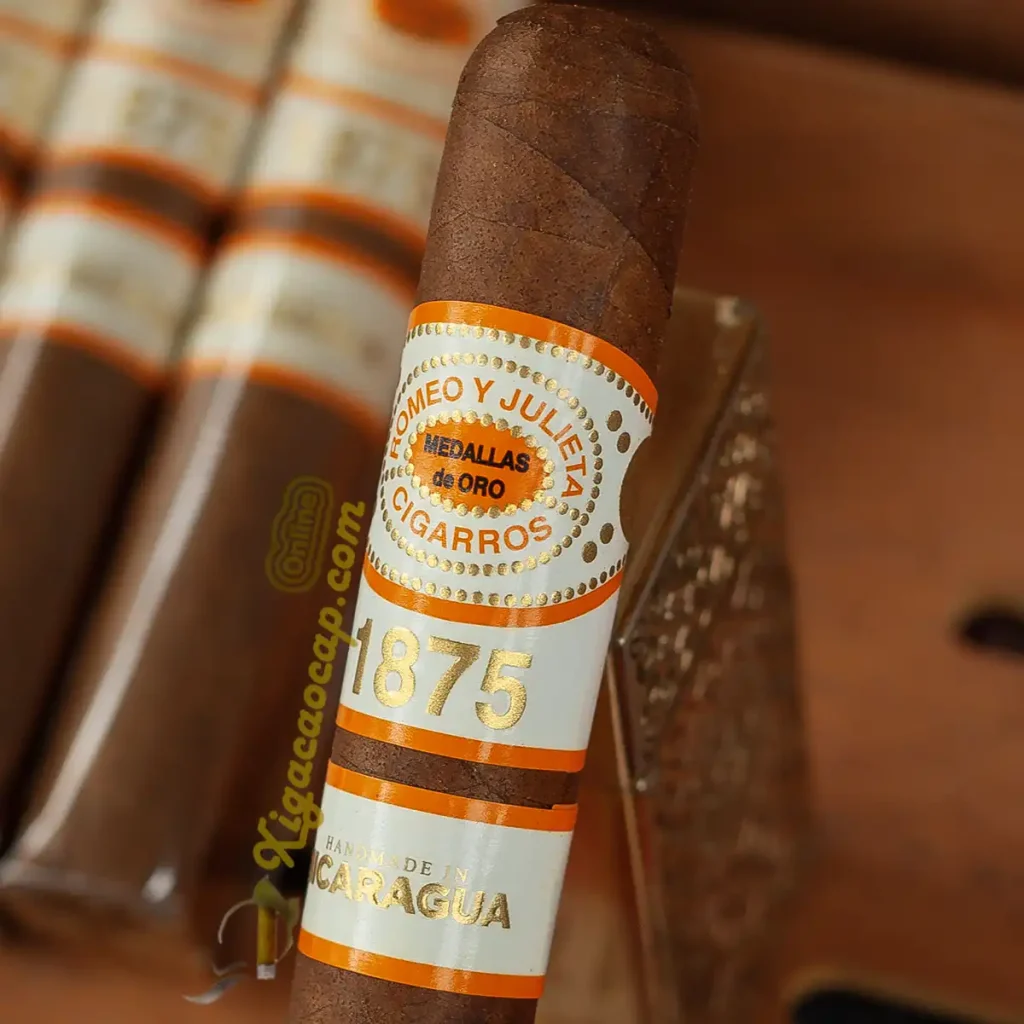 Cận cảnh vòng band trắng cam của xì gà Romeo y Julieta 1875 Nicaragua chính hãng