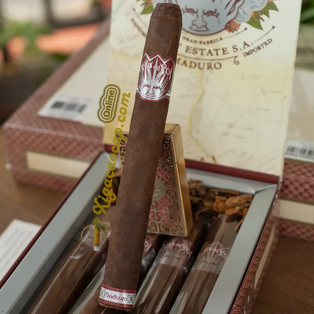 Cận cảnh điếu xì gà Isla Del Sol Churchill Maduro với lớp lá quấn Maduro nâu sẫm cuốn hút