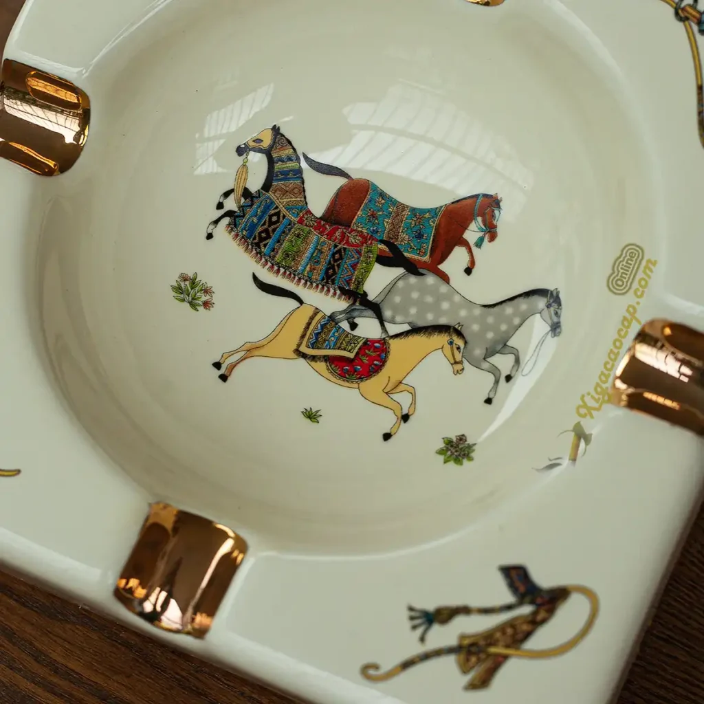 Cận cảnh họa tiết 4 con ngựa Cheval d'Orient vẽ tay trong lòng gạt tàn xì gà Hermès