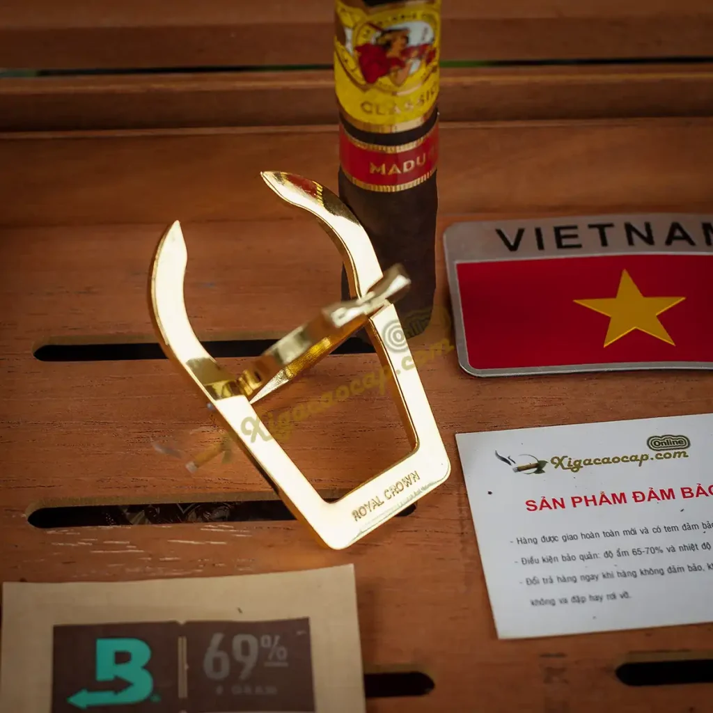 Chi tiết cấu trúc gấp gọn siêu mỏng chỉ 1cm của kệ đỡ tẩu thuốc kiêm gác xì gà Royal Crown.