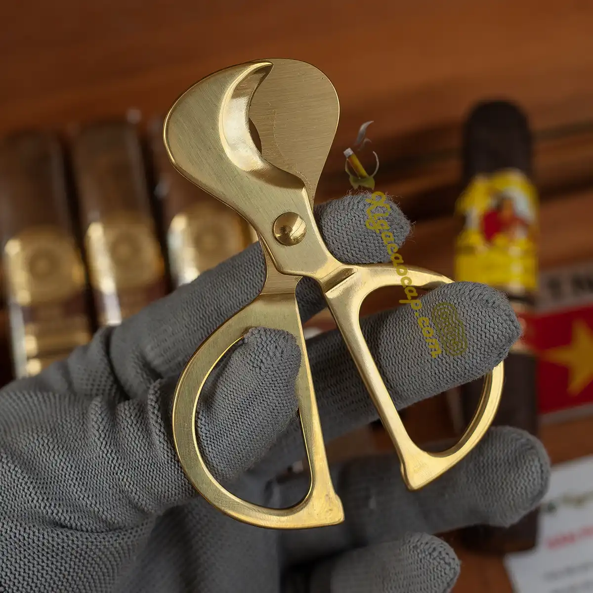 Chi tiết hai lưỡi cắt khuyết bán nguyệt đối xứng mạ vàng của kéo cắt cigar.